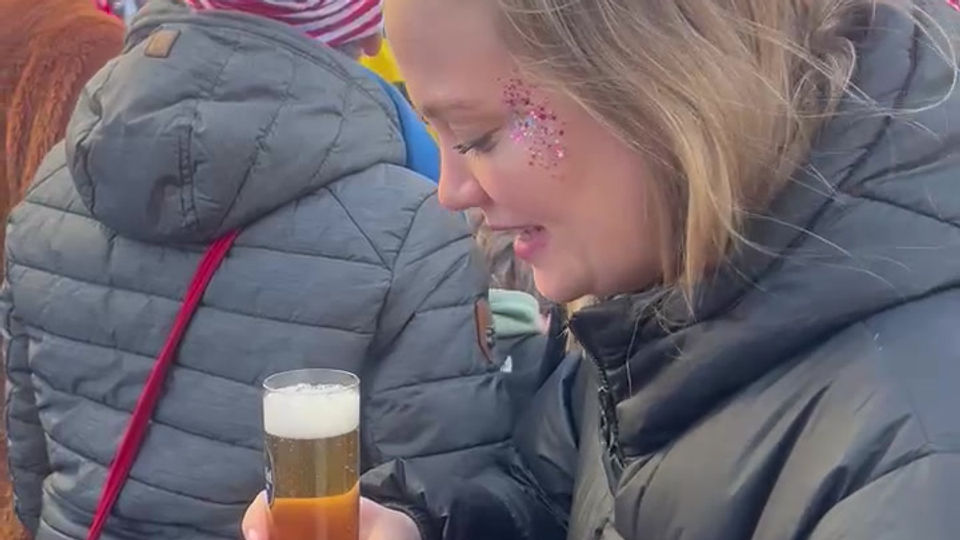 AN KARNEVAL.